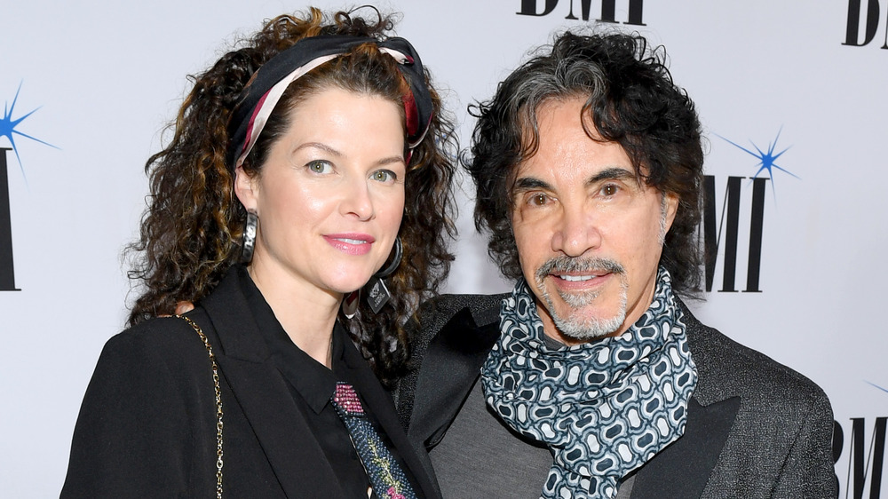 Aimee Oates et John Oates souriant 