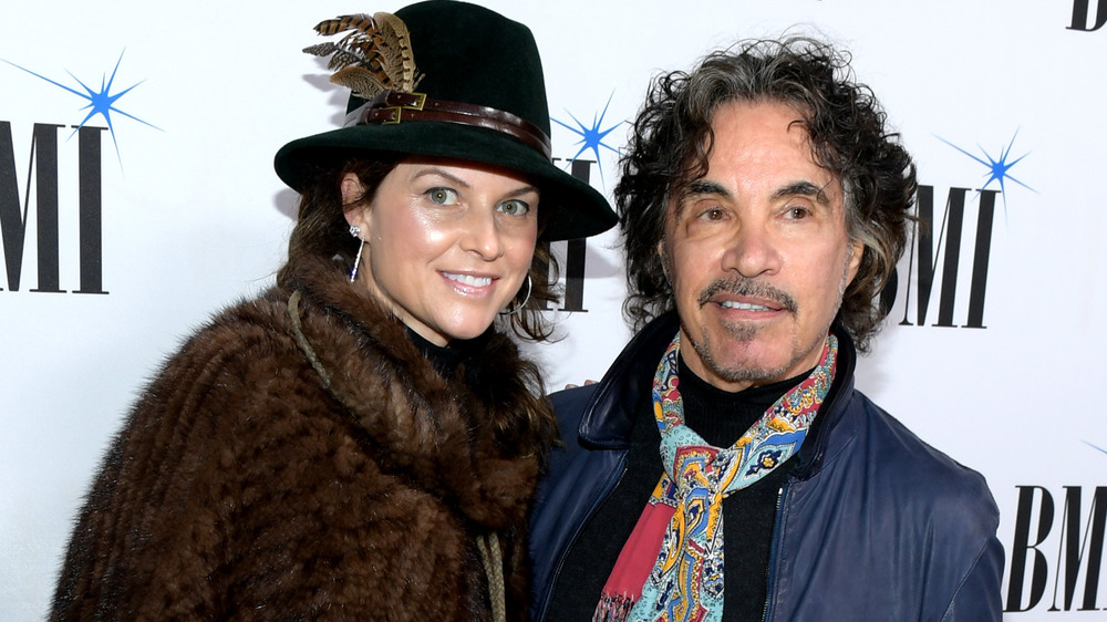 Aimee Oates et John Oates souriant 