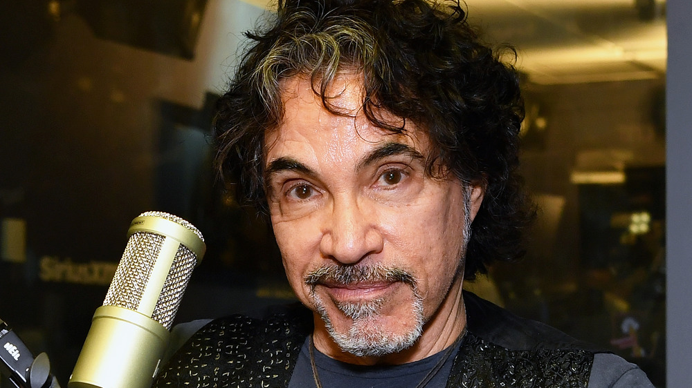 Le guitariste de Hall & Oates John Oates souriant 