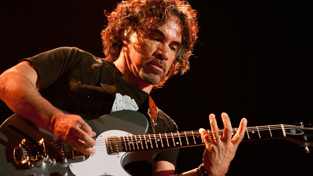 John Oates jouant de la guitare