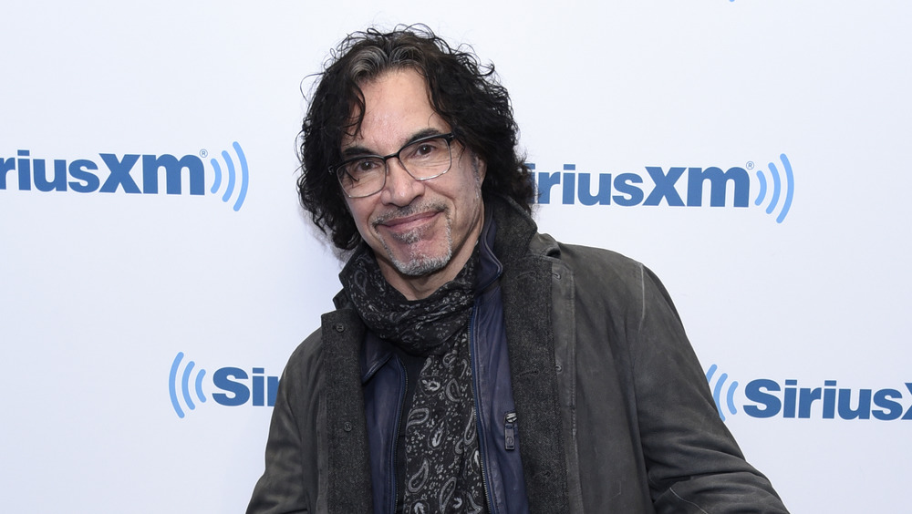 Le guitariste de Hall & Oates John Oates souriant 