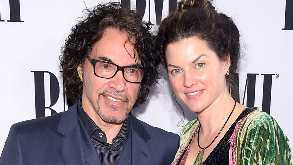 John Oates et Aimee Oates souriant 