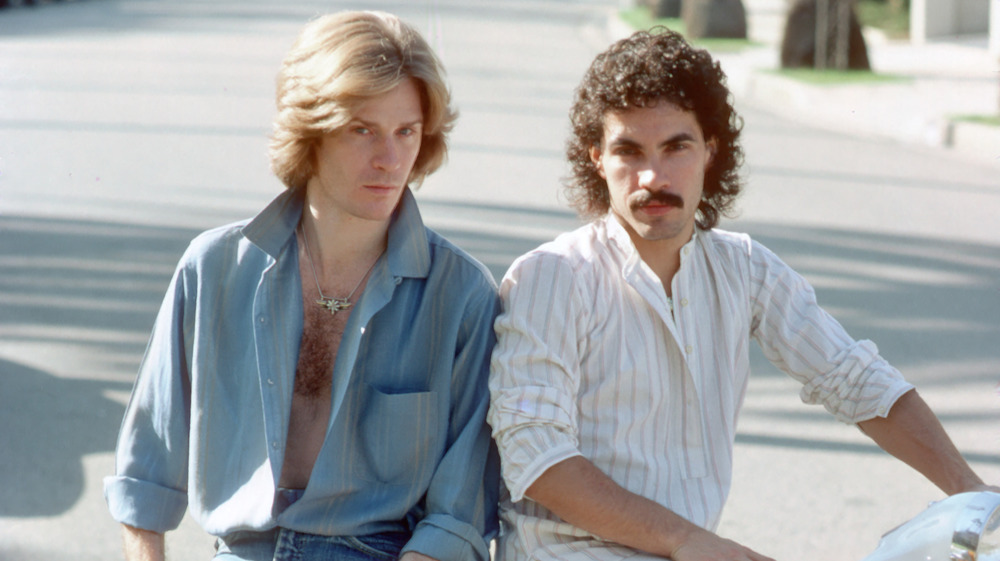 Daryl Hall & John Oates posant pour un portrait dans les années 80