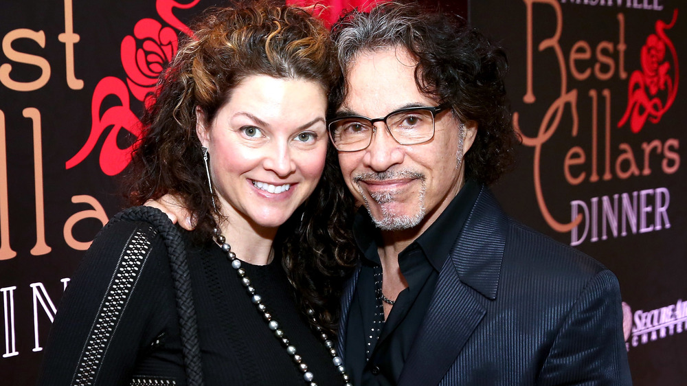 Aimee Oates et John Oates souriant 