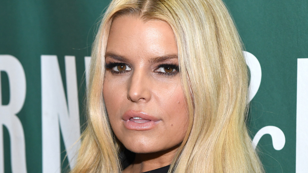 Jessica Simpson regardant