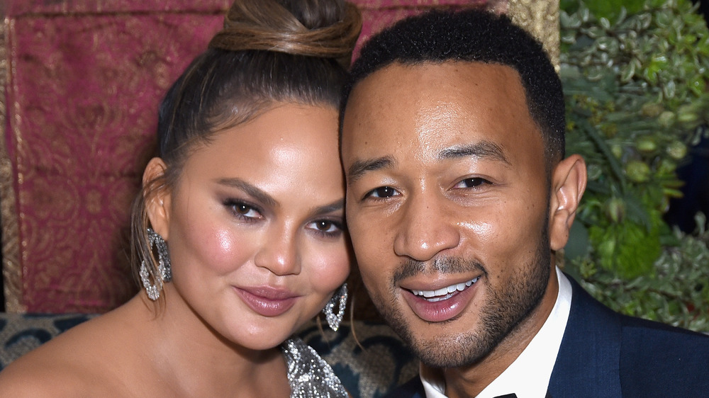 Chrissy Teigen et John Legend souriant