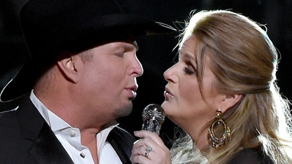 Garth Brooks et Trisha Yearwood se produisent sur scène lors de la 50e cérémonie annuelle des CMA Awards en 2016