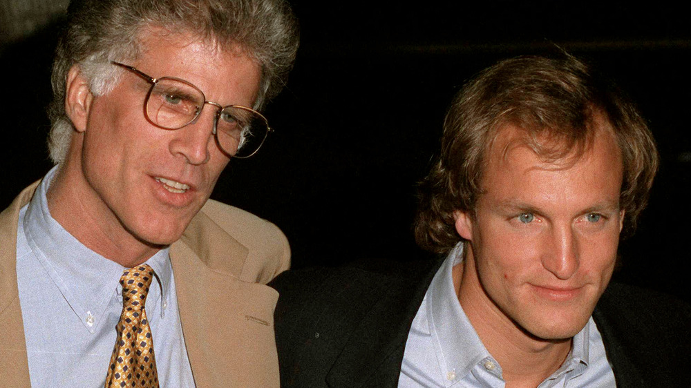 Ted Danson et Woody Harrelson posant ensemble