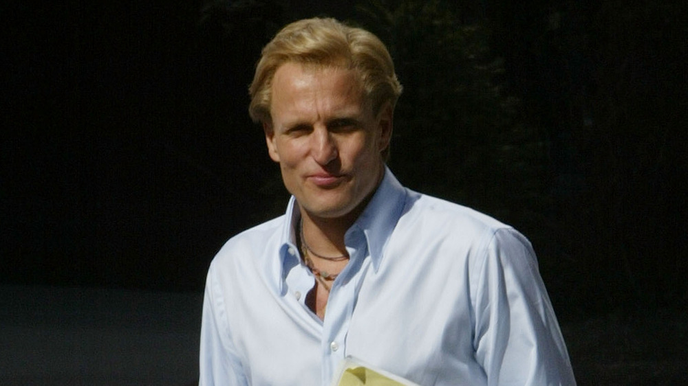 Woody Harrelson marchant à l'extérieur