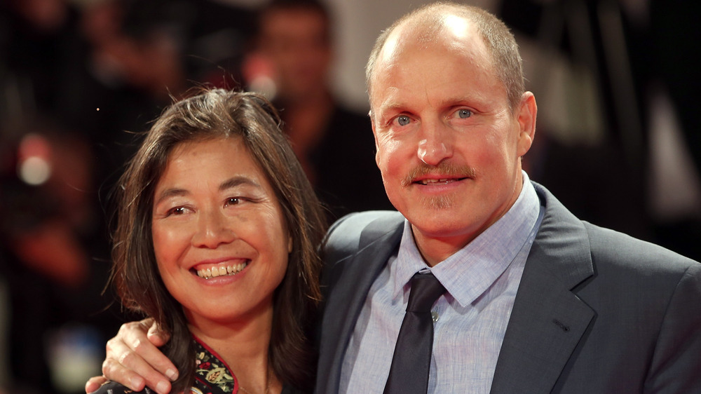 Laura Louie et Woody Harrelson souriant