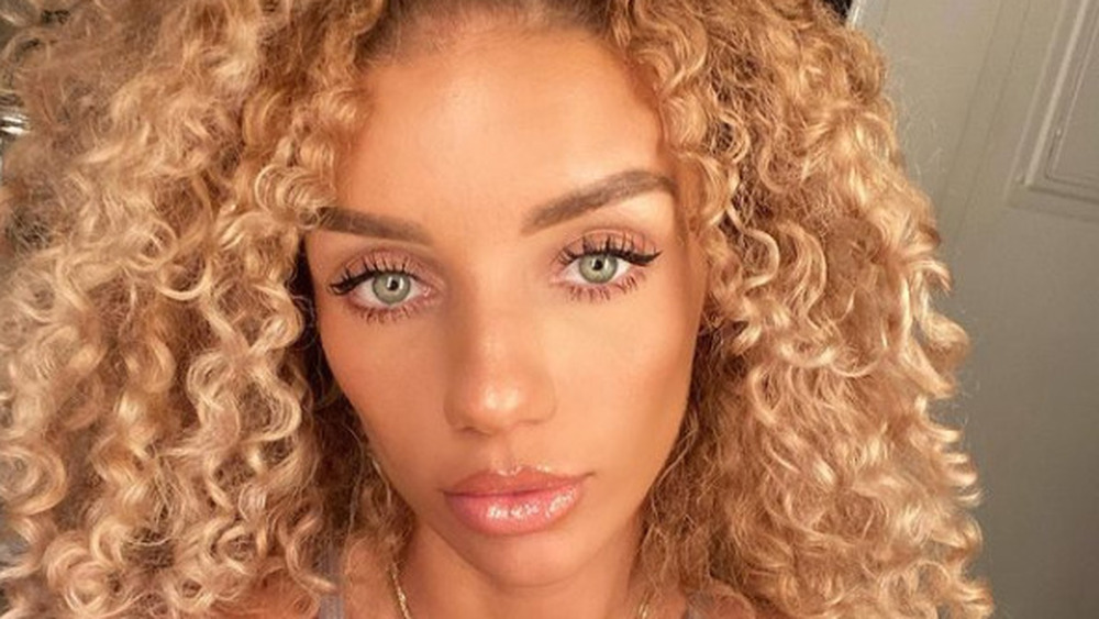 Jena Frumes posant pour un selfie