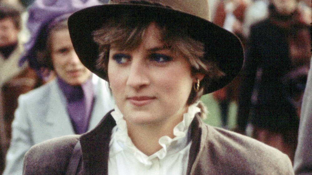 La princesse Diana sourit légèrement