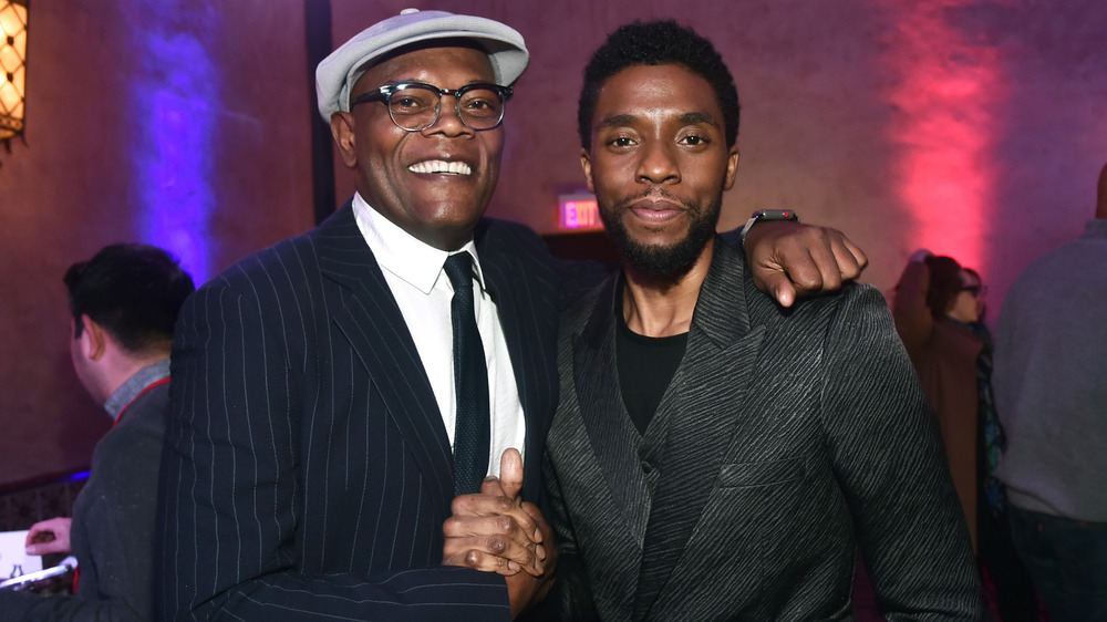 Samuel L.Jackson et Chadwick Boseman posant ensemble