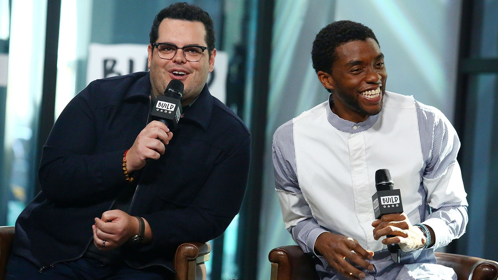 Josh Gad et Chadwick Boseman souriant lors d'une interview