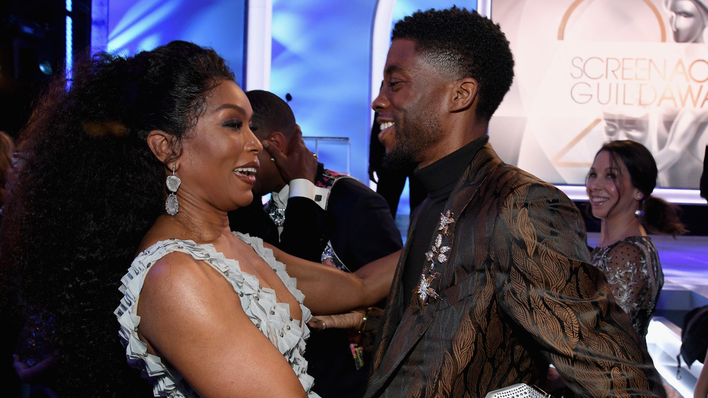 Angela Bassett et Chadwick Boseman souriant et embrassant