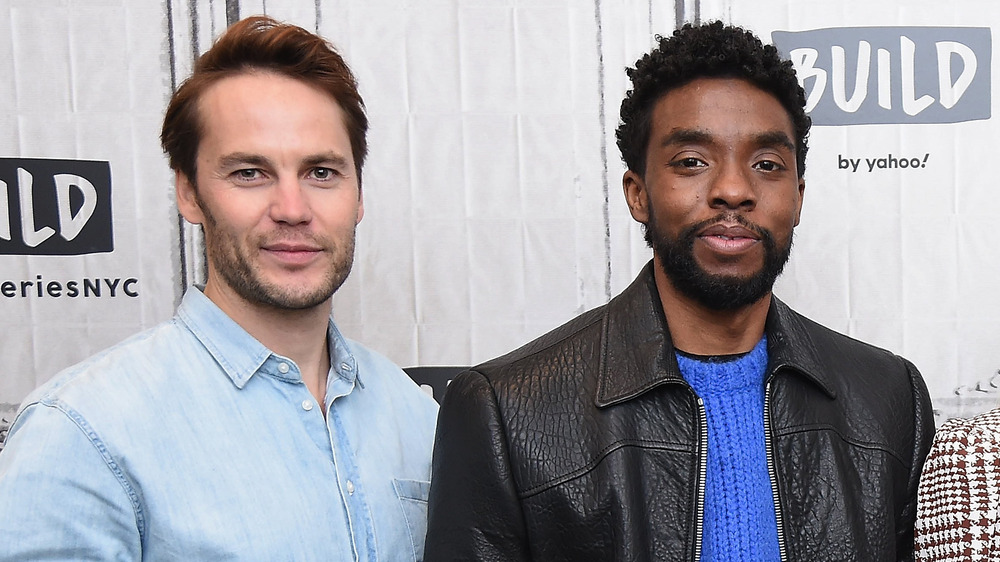 Taylor Kitsch et Chadwick Boseman posant ensemble