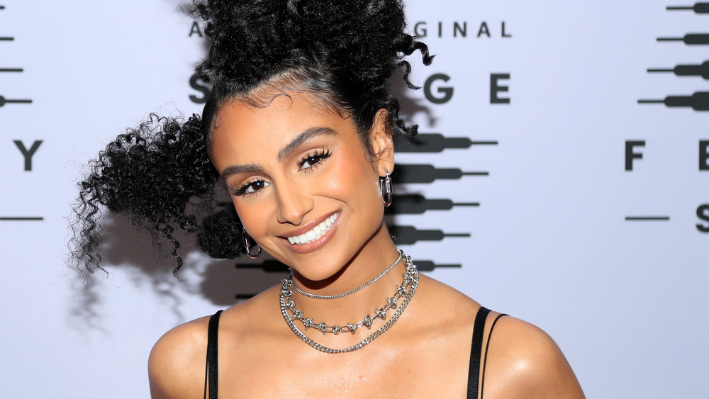 Nazanin Mandi cheveux élégants et souriant