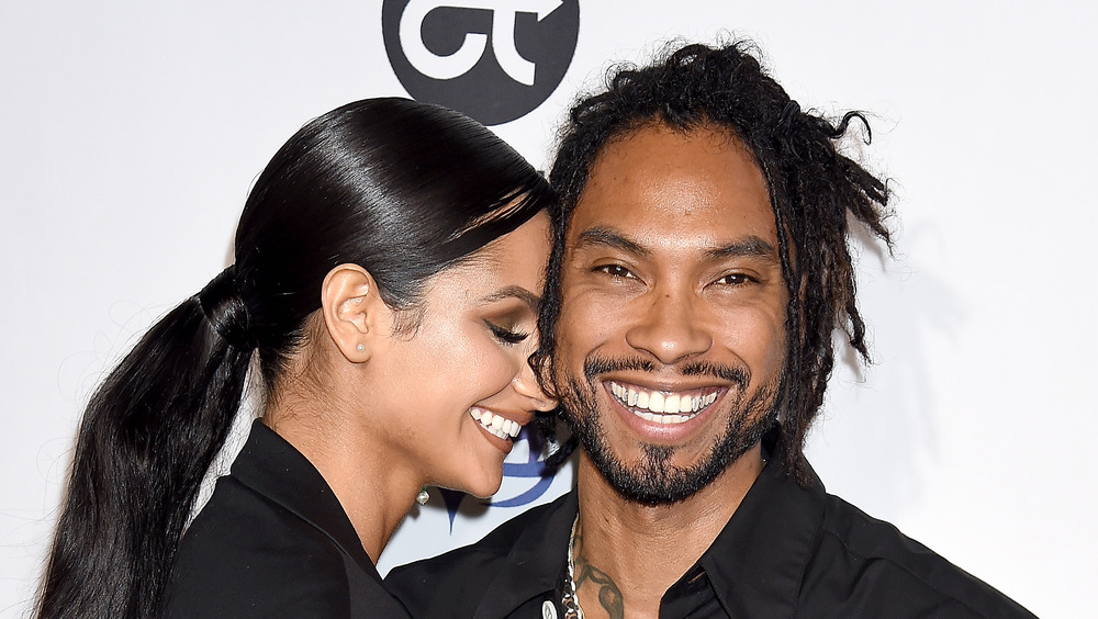 Nazanin Mandi se blottit contre le visage de son mari Miguel