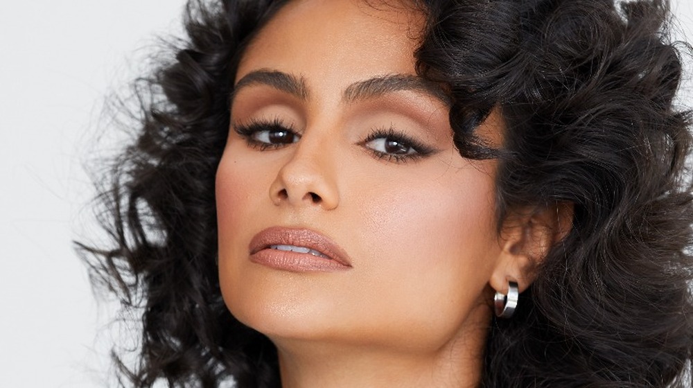 Look dramatique de Nazanin Mandi