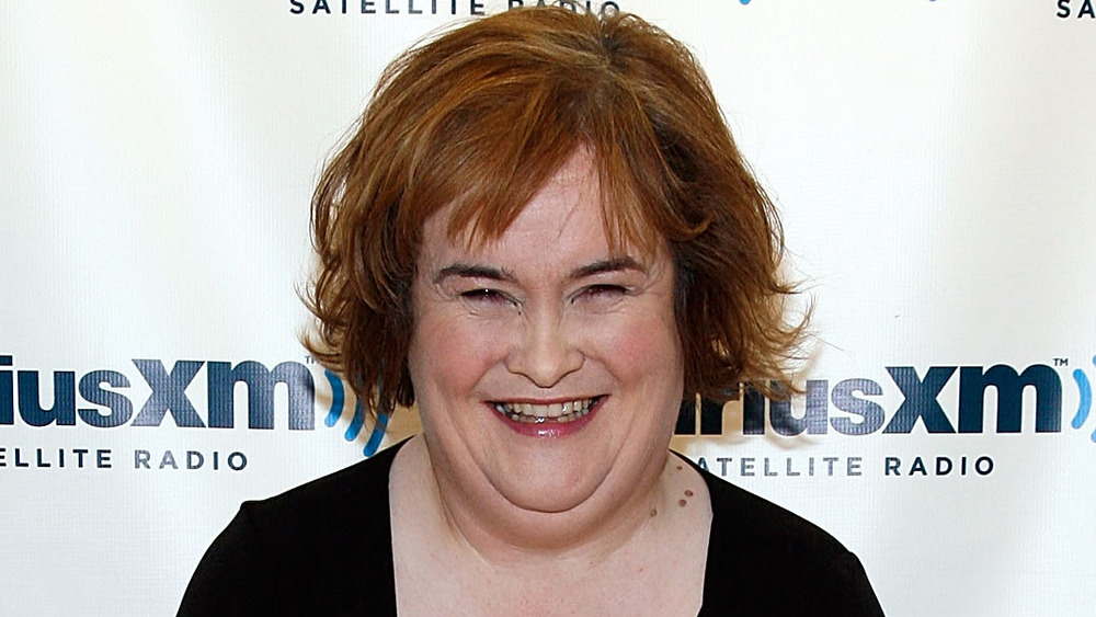 Susan Boyle souriante sur le tapis rouge