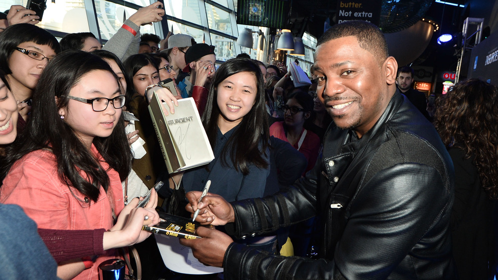 Mekhi Phifer signant des autographes