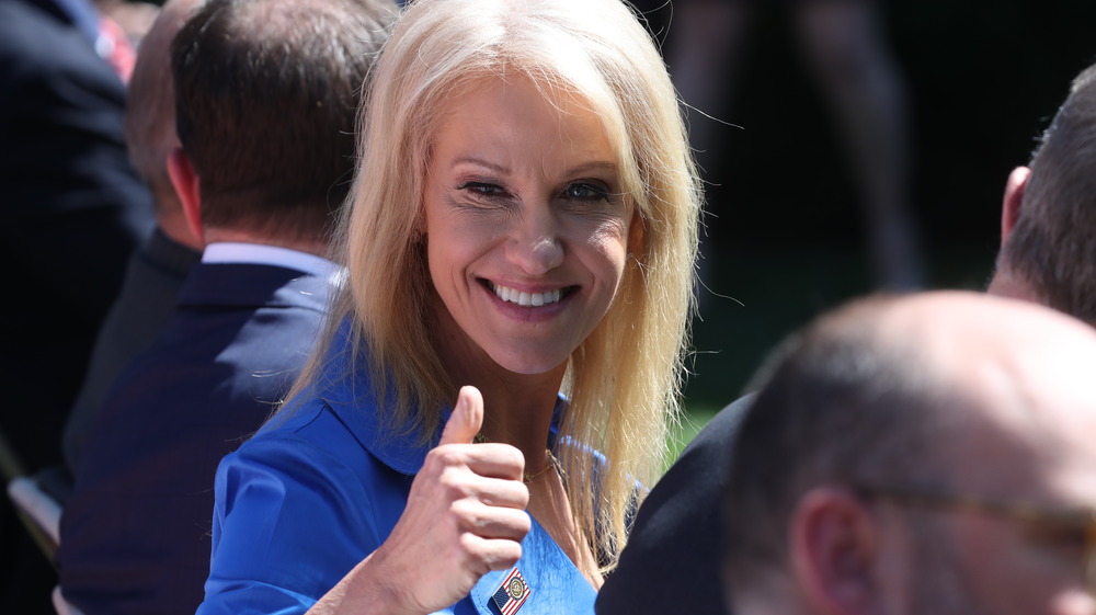 Kellyanne Conway clignant de l'œil et donnant un coup de pouce