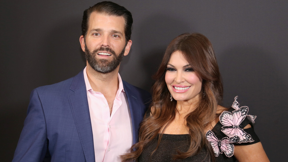 Donald Trump Jr.et Kimberly Guilfoyle souriant 