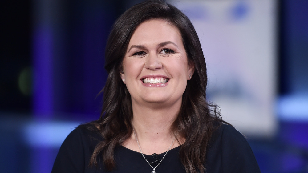 L'ancienne attachée de presse Sarah Huckabee Sanders souriante 