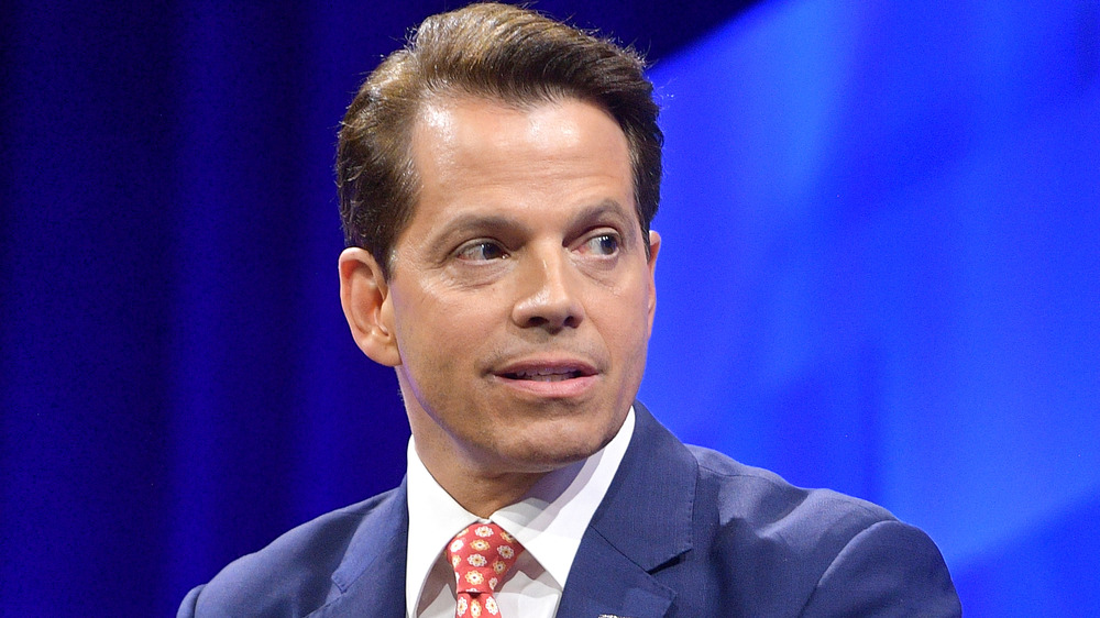 Anthony Scaramucci souriant et regardant sur le côté 