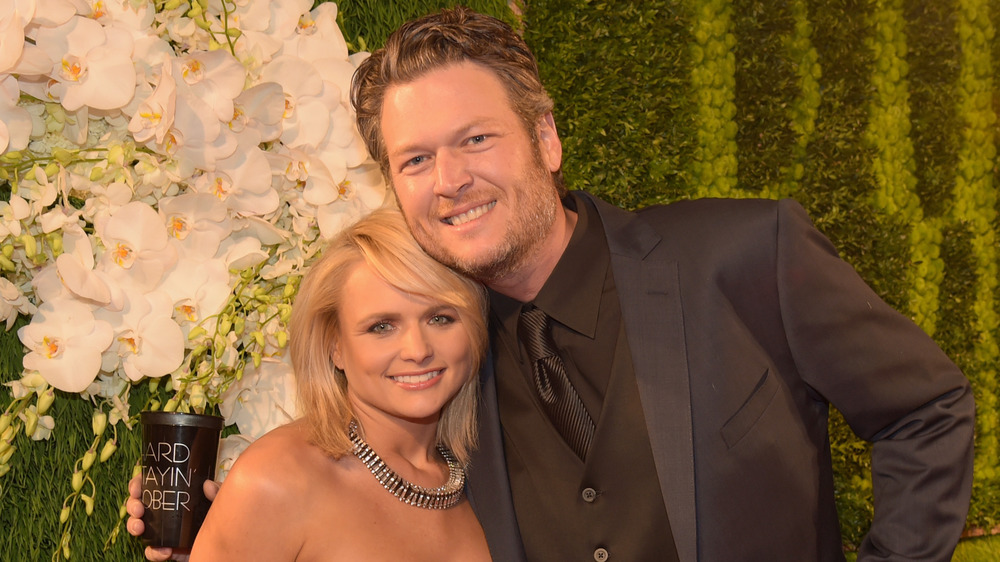 Miranda Lambert et Blake Shelton souriant lors d'un événement