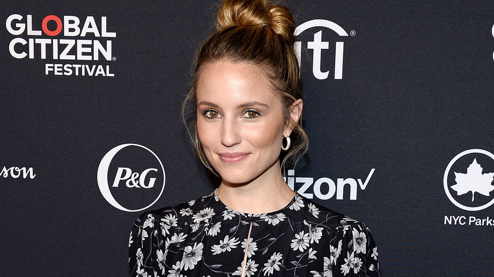 Dianna Agron souriant sur un tapis rouge