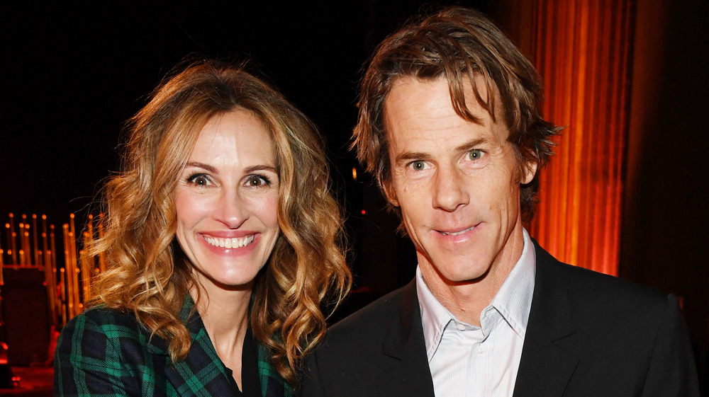 Julia Roberts et Danny Moder souriant lors d'un événement