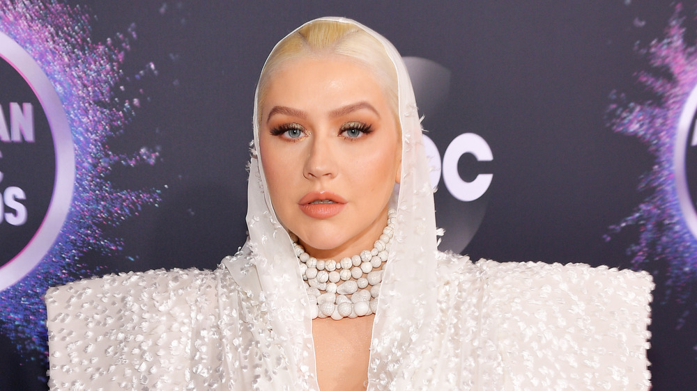 Christina Aguilera posant sur le tapis rouge