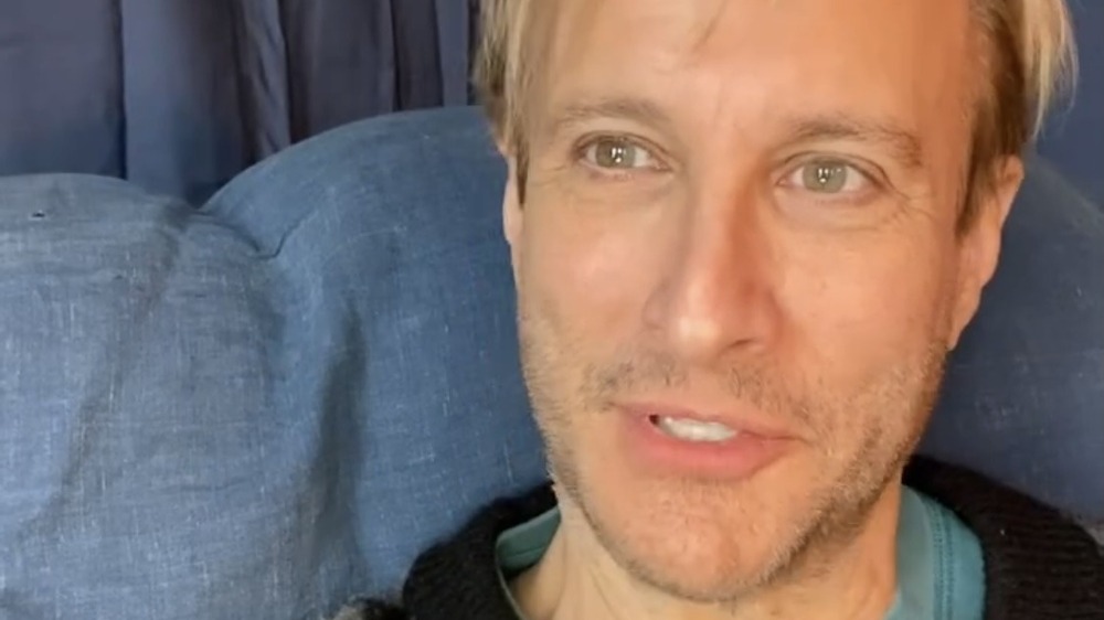 Bronson Pinchot, selfie, souriant, cheveux blonds, pas de poils sur le visage, 2021