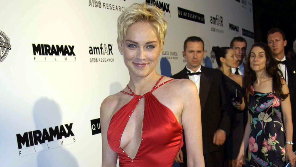 Sharon Stone posant sur le tapis rouge