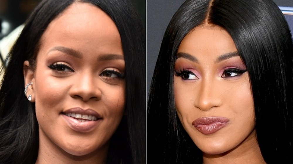 Rihanna sourit, Cardi B sourit