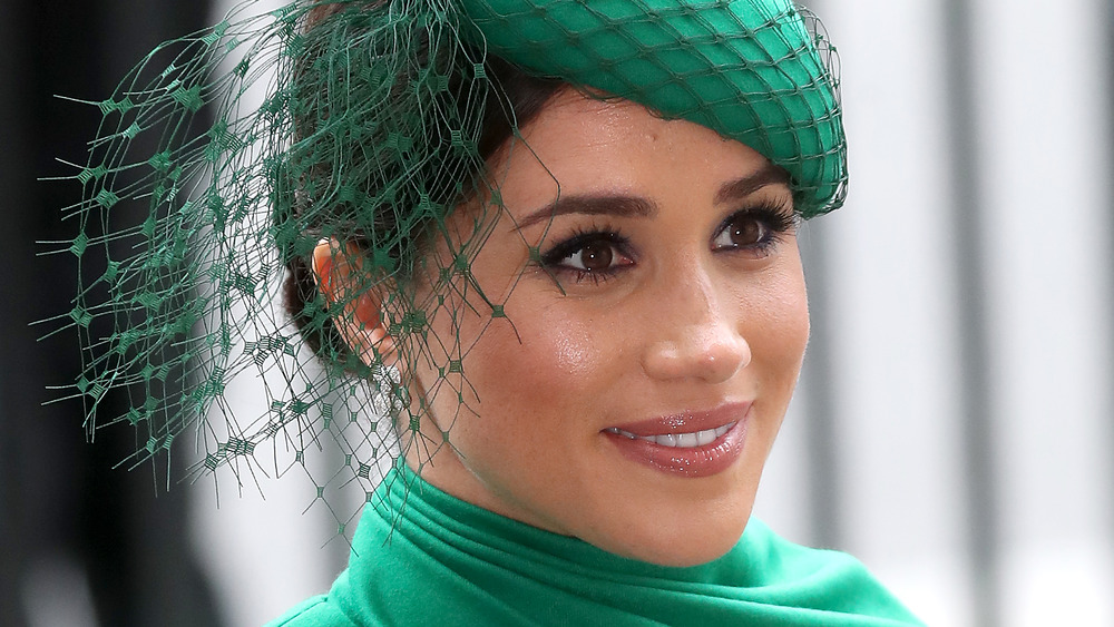 Meghan Markle souriant en vert