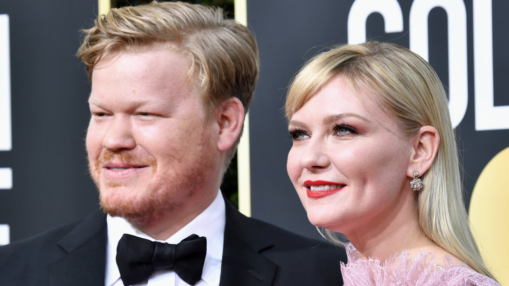 Jesse Plemons et Kirsten Dunst souriant