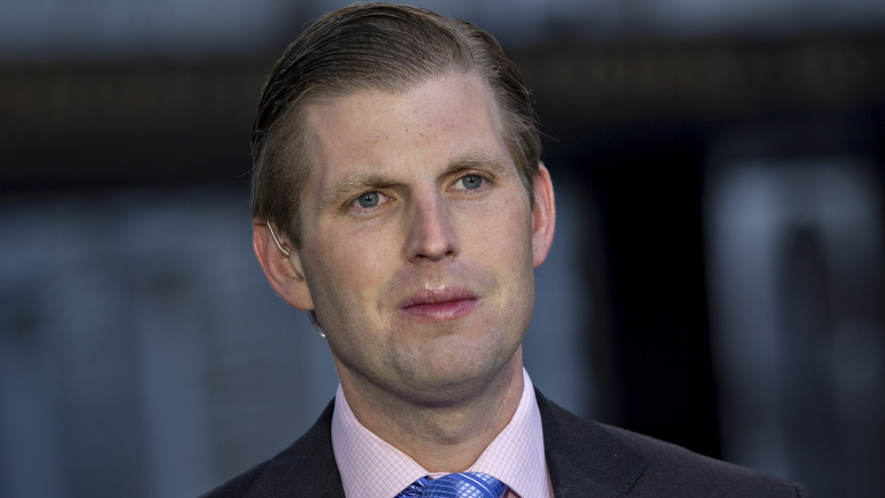 Eric Trump regardant au loin