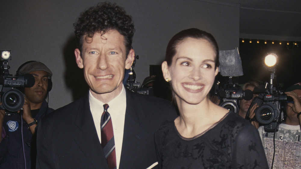 Lyle Lovett et Julia Roberts sourient sur le tapis rouge