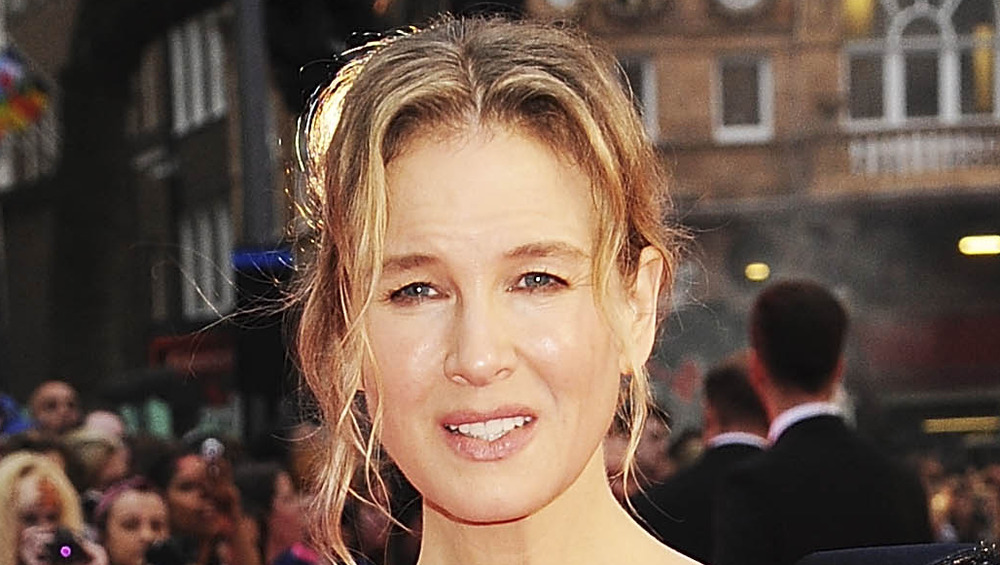 Renee Zellweger regardant devant