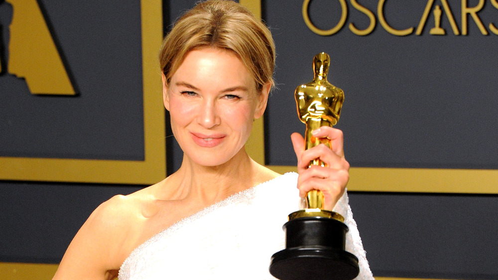 Renee Zellweger brandissant son oscar