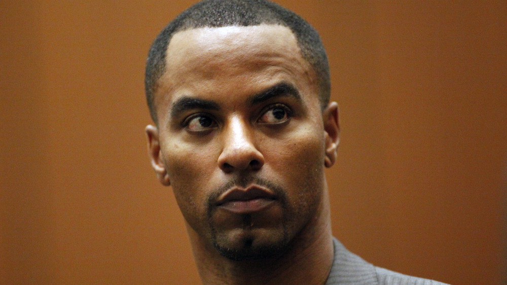 Darren Sharper porte une veste grise