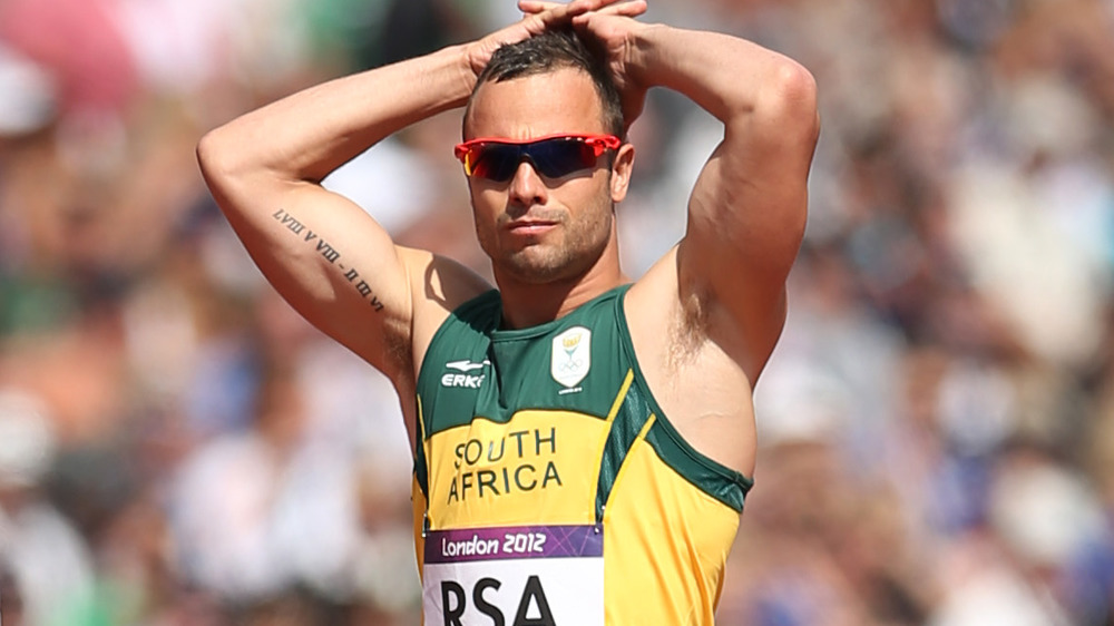 Oscar Pistorius posant ses mains sur sa tête