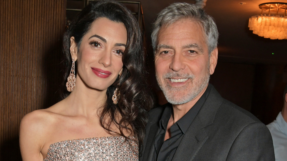 Amal Clooney et George Clooney souriant