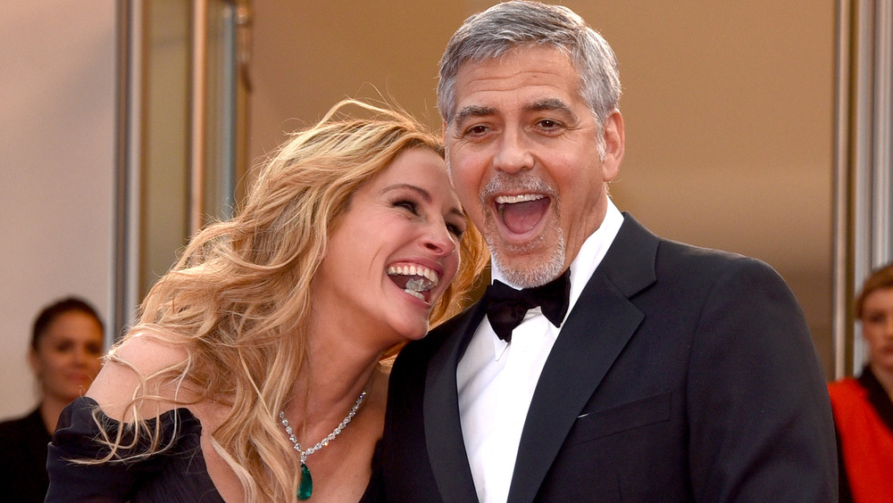 George Clooney et Julia Roberts en riant