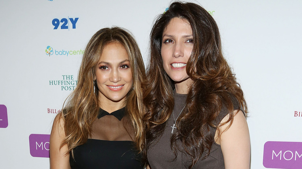 Jennifer Lopez et Lynda Lopez lors d'un événement