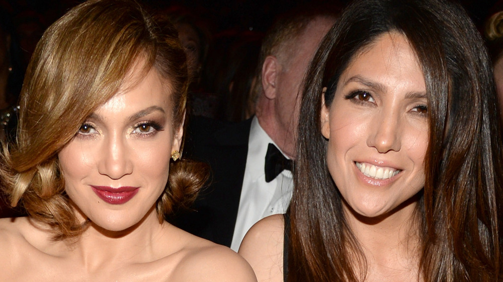 Jennifer Lopez et Lynda Lopez lors d'un événement