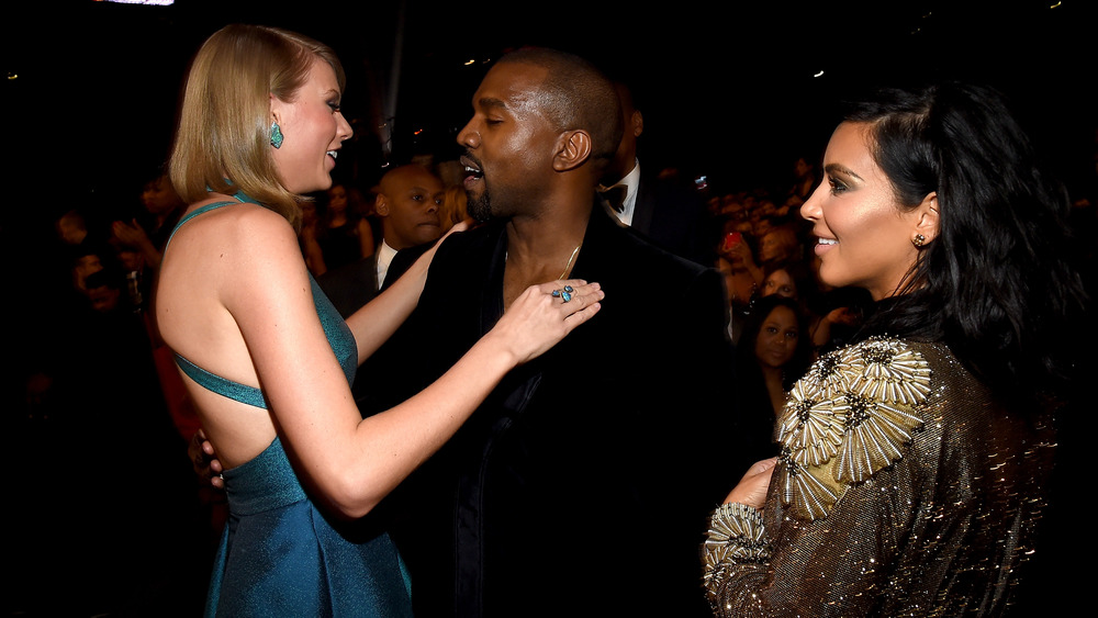 Taylor Swift, Kanye West, Kim Kardashian en riant