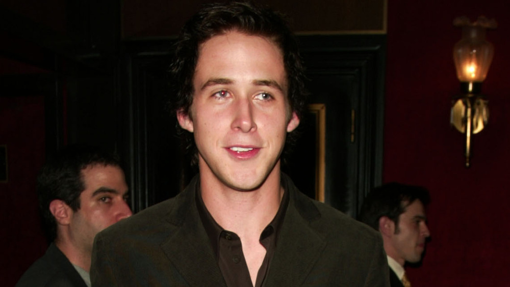 Ryan Gosling posant dans un blazer marron en 2004